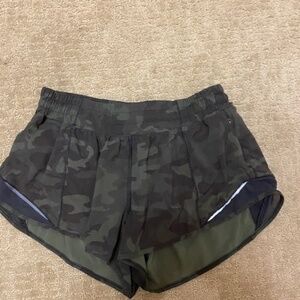 Lululemon Hottie Hot 2.5" Low Rise Army Green Camo Size 6